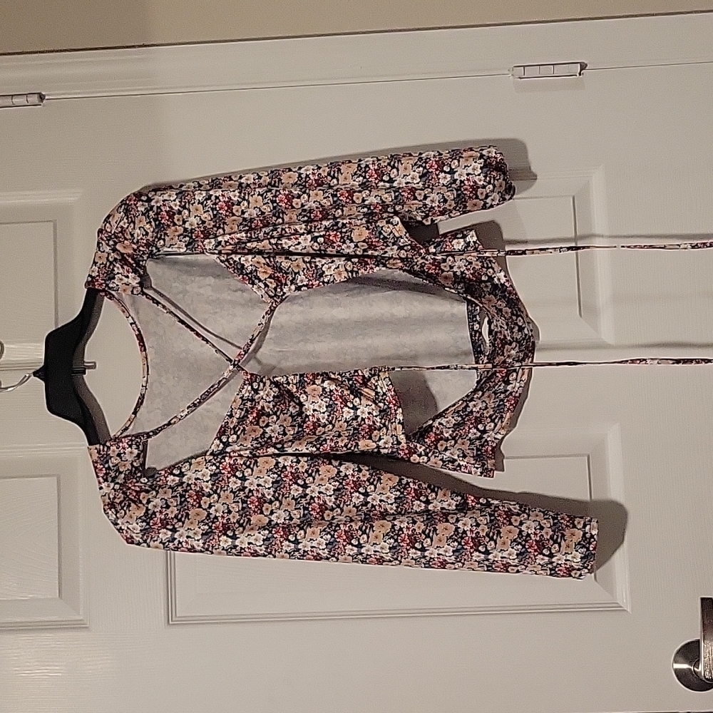 SHEIN VCAY Plus Floral Print Crisscross Tie Back Cutout - Picture 5 of 5